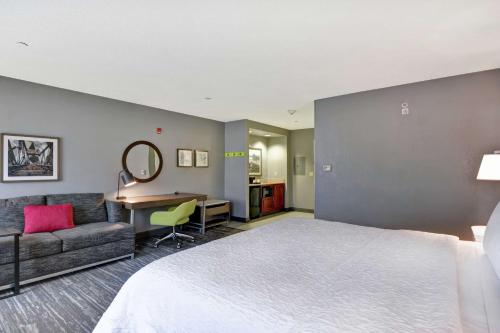 Hampton Inn & Suites Newark-Harrison-Riverwalk - image 2