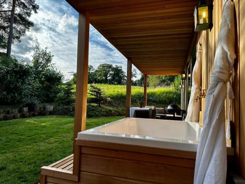 Peak District Romantic Retreat Outdoor Japanese Whirlpool bath