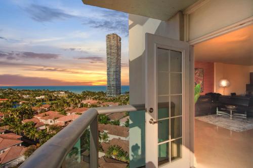 Family Beach Home w Ocean & Bay Views - Upgraded Corner Unit in Miami Beach, USA