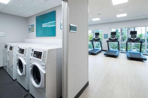 Hampton Inn & Suites Cape Canaveral Cruise Port Fl - image 10