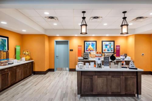 Hampton Inn Baltimore Bayview Campus - image 7