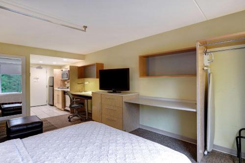 Queen Suite with Roll-In Shower - Mobility and Hearing Access/Non-Smoking