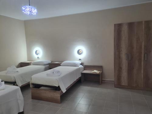 1 queen bed, 2 twin beds