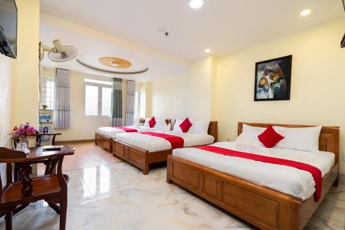 3 queen beds