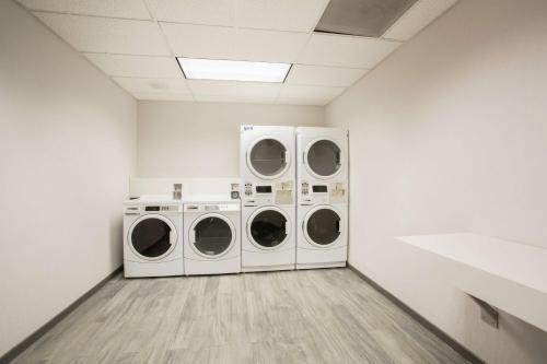 Hampton Inn & Suites Denver-Downtown - image 10