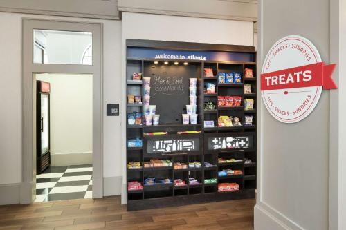 Hampton Inn & Suites Atlanta-Downtown - image 14