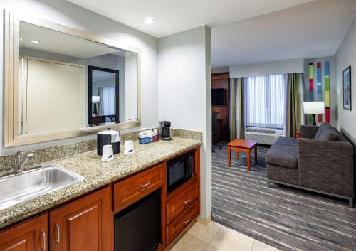 Hampton Inn & Suites Mobile I-65@ Airport Boulevard - image 10