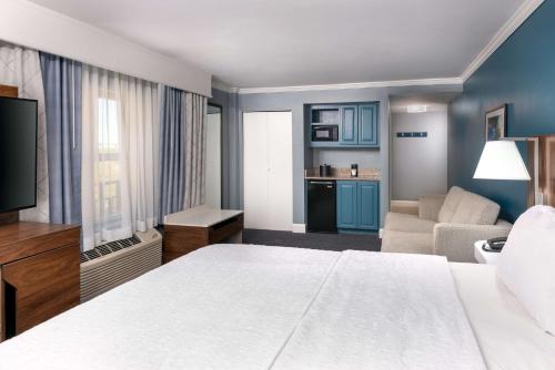 King Room with Sofa Bed - Non-Smoking room in Hampton Inn Savannah-Historic District