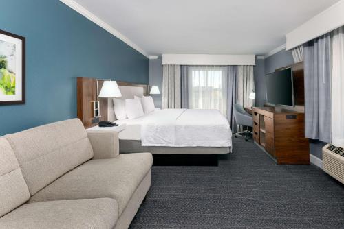 King Room with Sofa Bed - Non-Smoking image 2