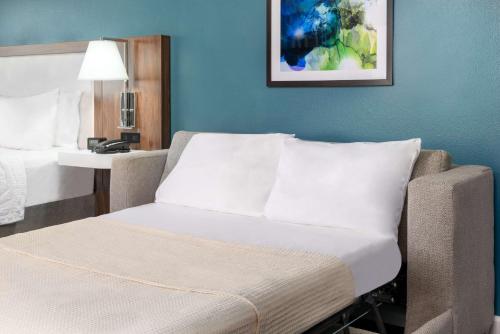 Deluxe King Room with Sofa Bed and View - Non-Smoking image 3