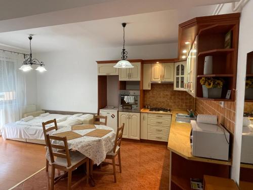 . Zoli Apartmanok-Anita Kölcsey 34-36