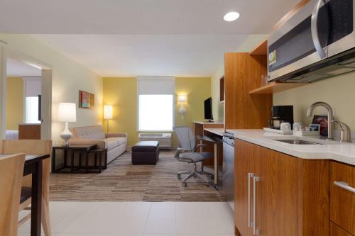 Home2 Suites by Hilton Champaign/Urbana - image 6