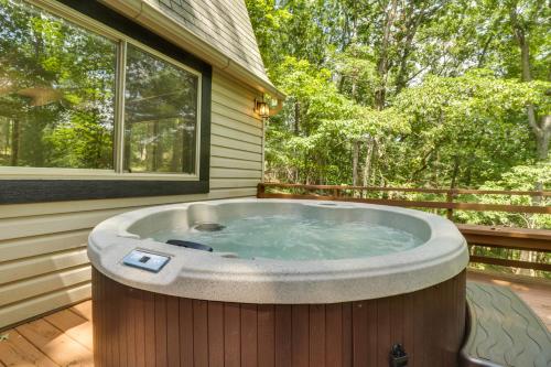 Private Hot Tub & Fire Pit: Family Broadway Cabin in New Market (VA)