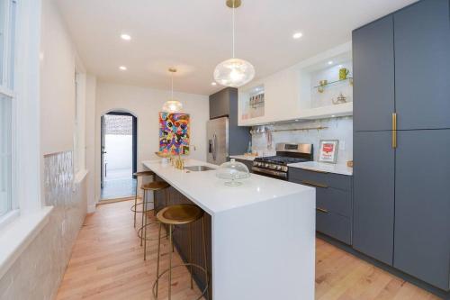 Spacious 3 BDR Home With Parking Hosted By StayRafa 1121 in Philadelphia, USA