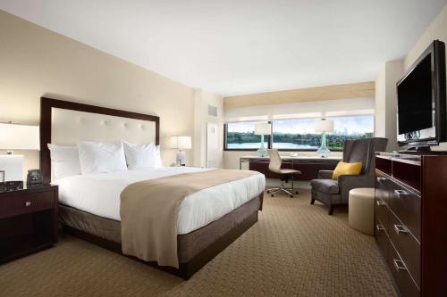 King Room - Lagoon View room in Hilton Miami Airport Blue Lagoon