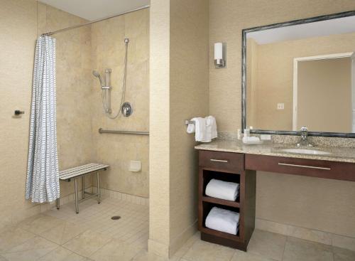 Suite with Two Queen Beds and Tub - Mobility and Hearing Access/Non-Smoking