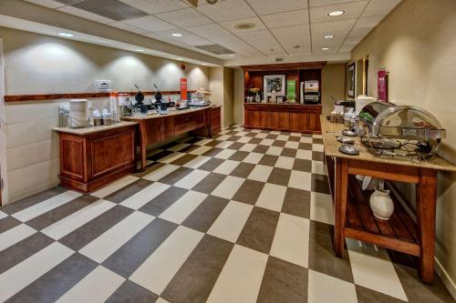 Hampton Inn Dunn - image 11