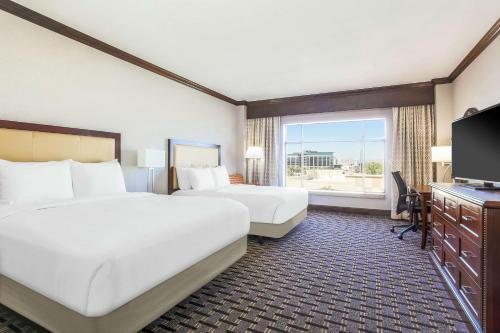 2 queen beds