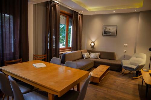 Central Sofia 3-bedroom apartment - Urban Art gallery - Free Parking! 2