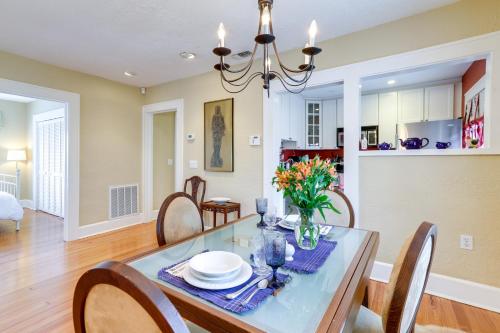 Charming St Petersburg Bungalow 2 Mi to Downtown! in St Petersburg, USA