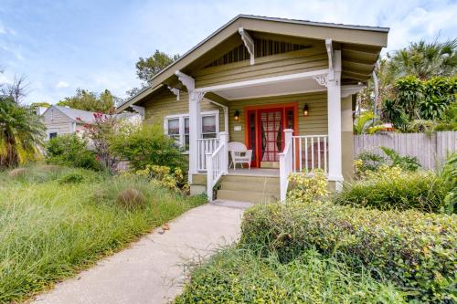Charming St Petersburg Bungalow 2 Mi to Downtown! in St Petersburg, USA