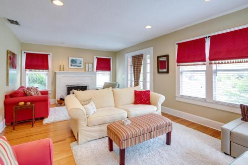 Charming St Petersburg Bungalow 2 Mi to Downtown! in St Petersburg, USA