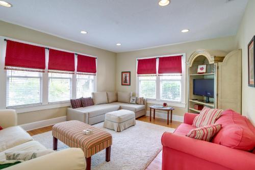 Charming St Petersburg Bungalow 2 Mi to Downtown! in St Petersburg, USA