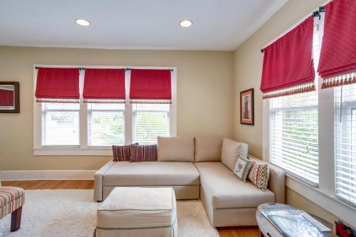 Charming St Petersburg Bungalow 2 Mi to Downtown! in St Petersburg, USA
