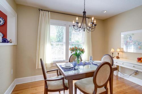 Charming St Petersburg Bungalow 2 Mi to Downtown! in St Petersburg, USA