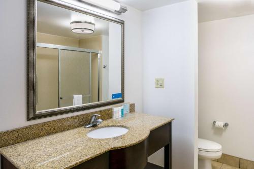 Hampton Inn & Suites Toledo-Perrysburg - image 2
