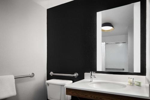 Killington Mountain Lodge Room Type - King Room with Roll-In Shower - Mobility Access
