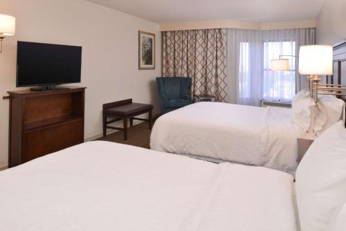 Hampton Inn & Suites Pueblo-Southgate - image 10