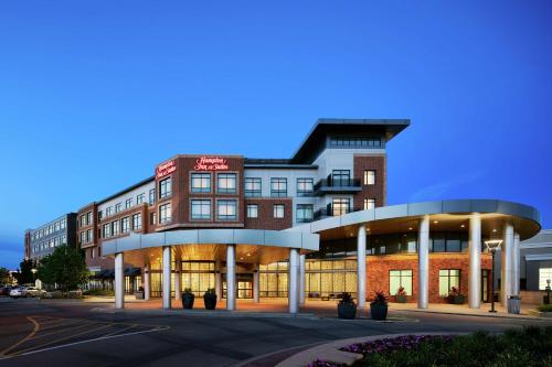 Hampton Inn & Suites Mt. Prospect - image 12
