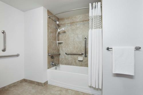 Hampton Inn & Suites Mt. Prospect - image 10