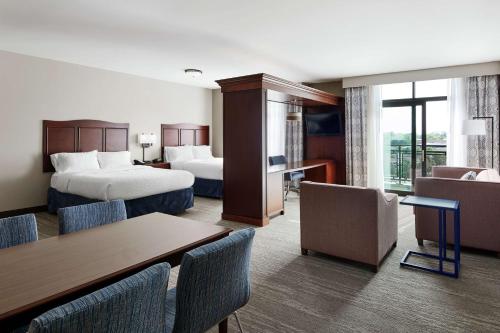 2 queen beds, 1 sofa bed