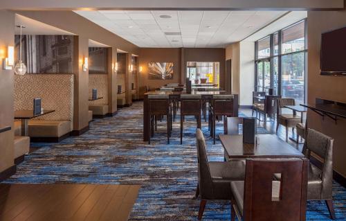 DoubleTree Suites by Hilton Minneapolis - image 10