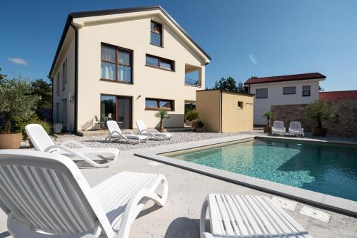 Apartments Kras 24 with Pool - Sežana