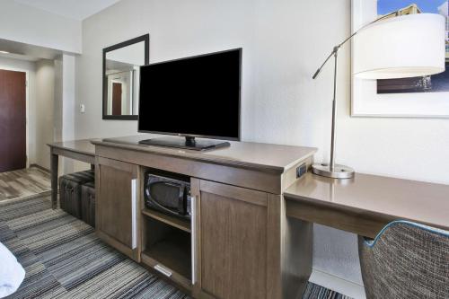 Hampton Inn Pittsburgh University Center Room Type - King Room with Roll-In Shower - Mobility and Hearing Access/Non-Smoking Hampton Inn Pittsburgh University Center Room Type - King Room with Roll-In Shower - Mobility and Hearing Access/Non-Smoking