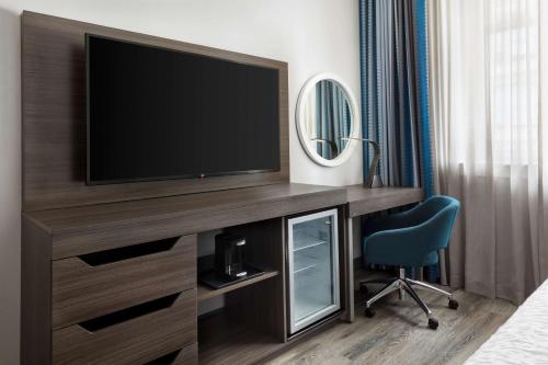 Hampton Inn & Suites Baltimore Inner Harbor - image 13