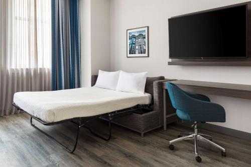 1 king bed, 1 sofa bed