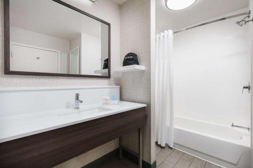 Hampton Inn & Suites Baltimore Inner Harbor - image 11