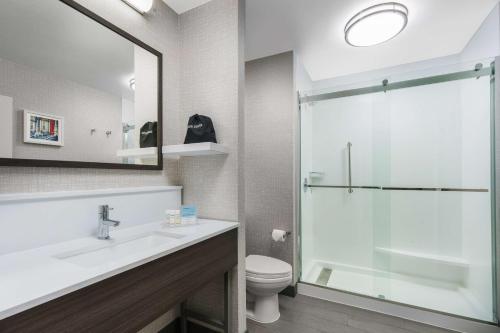 Hampton Inn & Suites Baltimore Inner Harbor - image 10