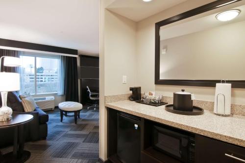 Hampton Inn & Suites Bellevue Downtown-Seattle, WA Room Type - King Studio Suite - Non Smoking