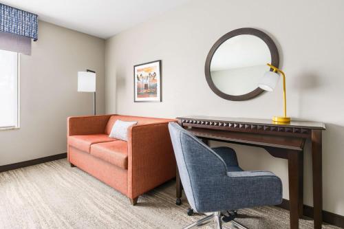 Hampton Inn & Suites by Hilton Thousand Oaks, CA Room Type - King Room with Sofa Bed - Non-Smoking Hampton Inn & Suites by Hilton Thousand Oaks, CA Room Type - King Room with Sofa Bed - Non-Smoking