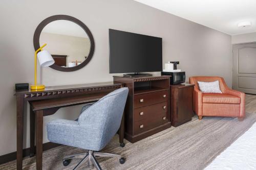Hampton Inn & Suites by Hilton Thousand Oaks, CA Room Type - Queen Room with Two Queen Beds - Mobility and Hearing Access/Non-Smoking Hampton Inn & Suites by Hilton Thousand Oaks, CA Room Type - Queen Room with Two Queen Beds - Mobility and Hearing Access/Non-Smoking