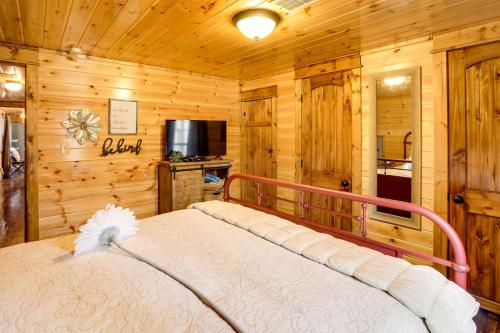 Broken Bow Sanctuary with Hot Tub and Deck Less Than 7 Mi to Lake! - image 7