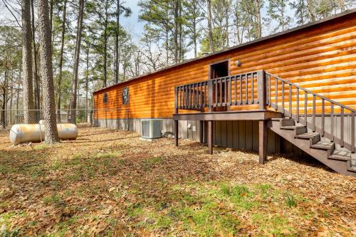 Broken Bow Sanctuary with Hot Tub and Deck Less Than 7 Mi to Lake! - image 2
