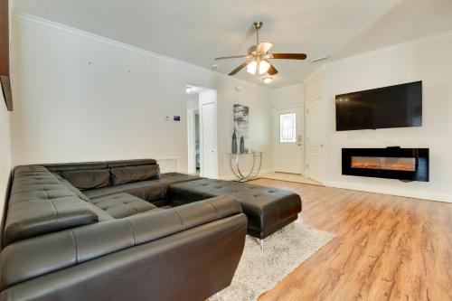Charming Leesburg Getaway with Screened Porch! in Leesburg, USA