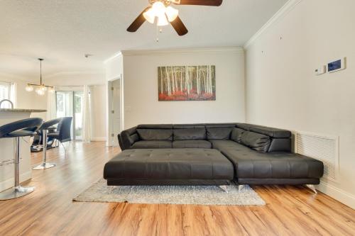 Charming Leesburg Getaway with Screened Porch! in Leesburg, USA