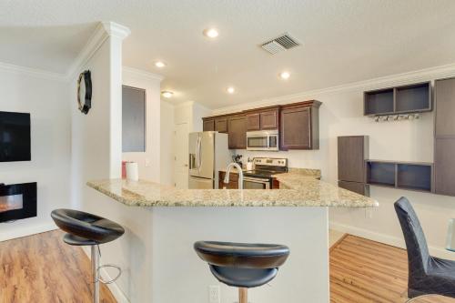 Charming Leesburg Getaway with Screened Porch! in Leesburg, USA